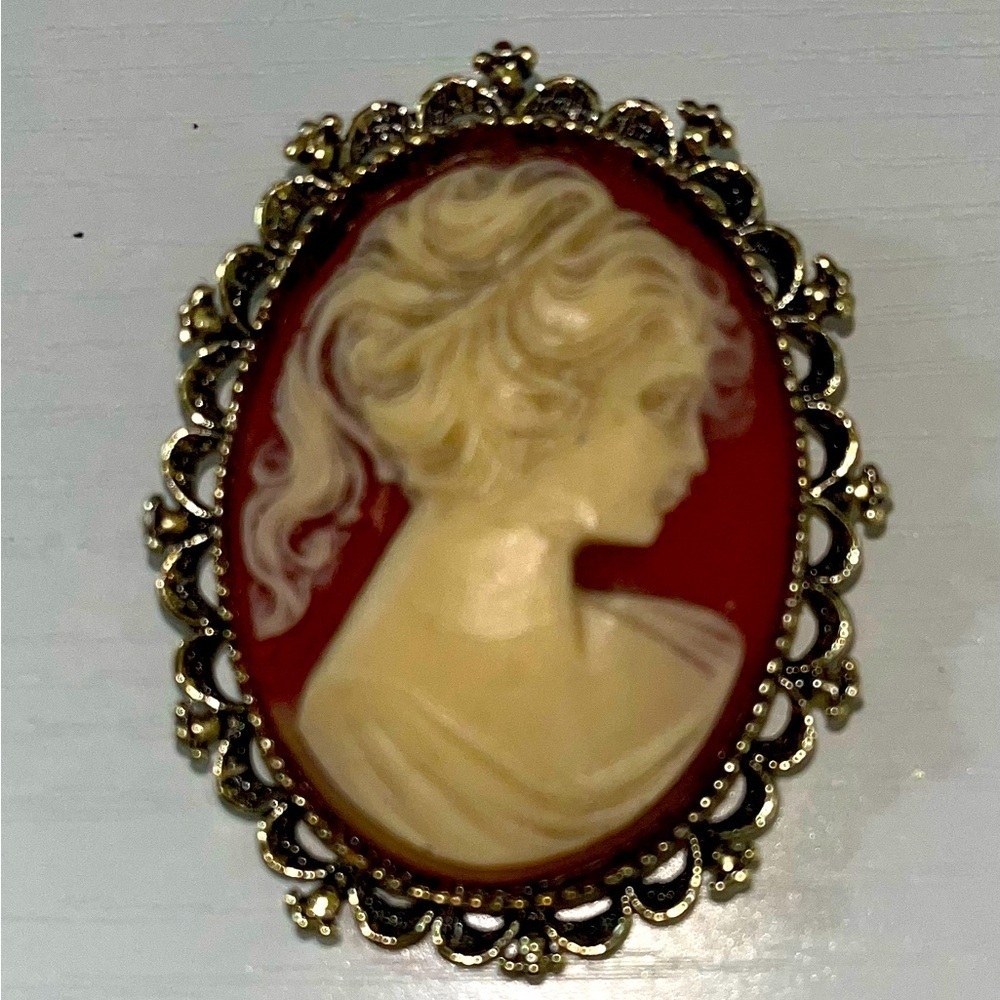 1928 Large Antique/Vintage Gold
Tone Hand Carved Cameo
Lady Brooch Pin.